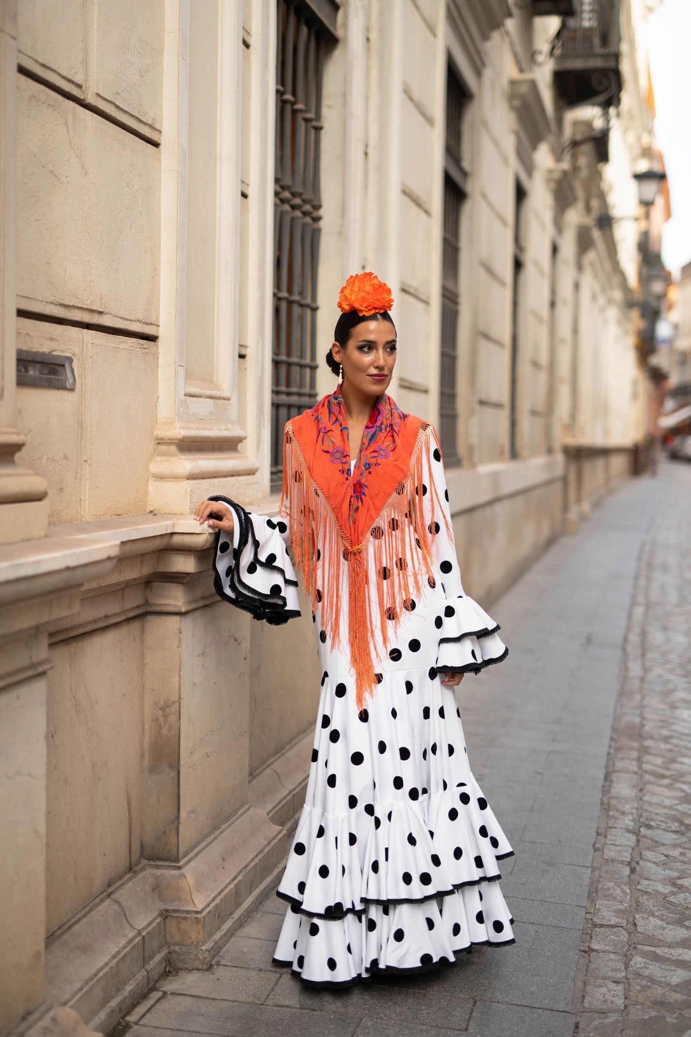 vestido de flamenca negro con lunares blancos